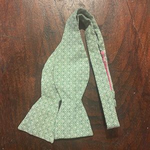 Vineyard Vines ~ Bow Tie